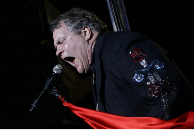 ARCHIVO - Meat Loaf canta en apoyo del candidato presidencial republicano Mitt Romney en el estadio de fútbol de la Defiance High School en Defiance, Ohio, el 25 de octubre de 2012. Meat Loaf, ídolo del rock cuyo álbum “Bat Out Of Hell” es uno de los discos más vendidos de todos los tiempos, murió el jueves 20 de enero de 2022. Tenía 74 años. (Charles Dharapak / Associated Press)